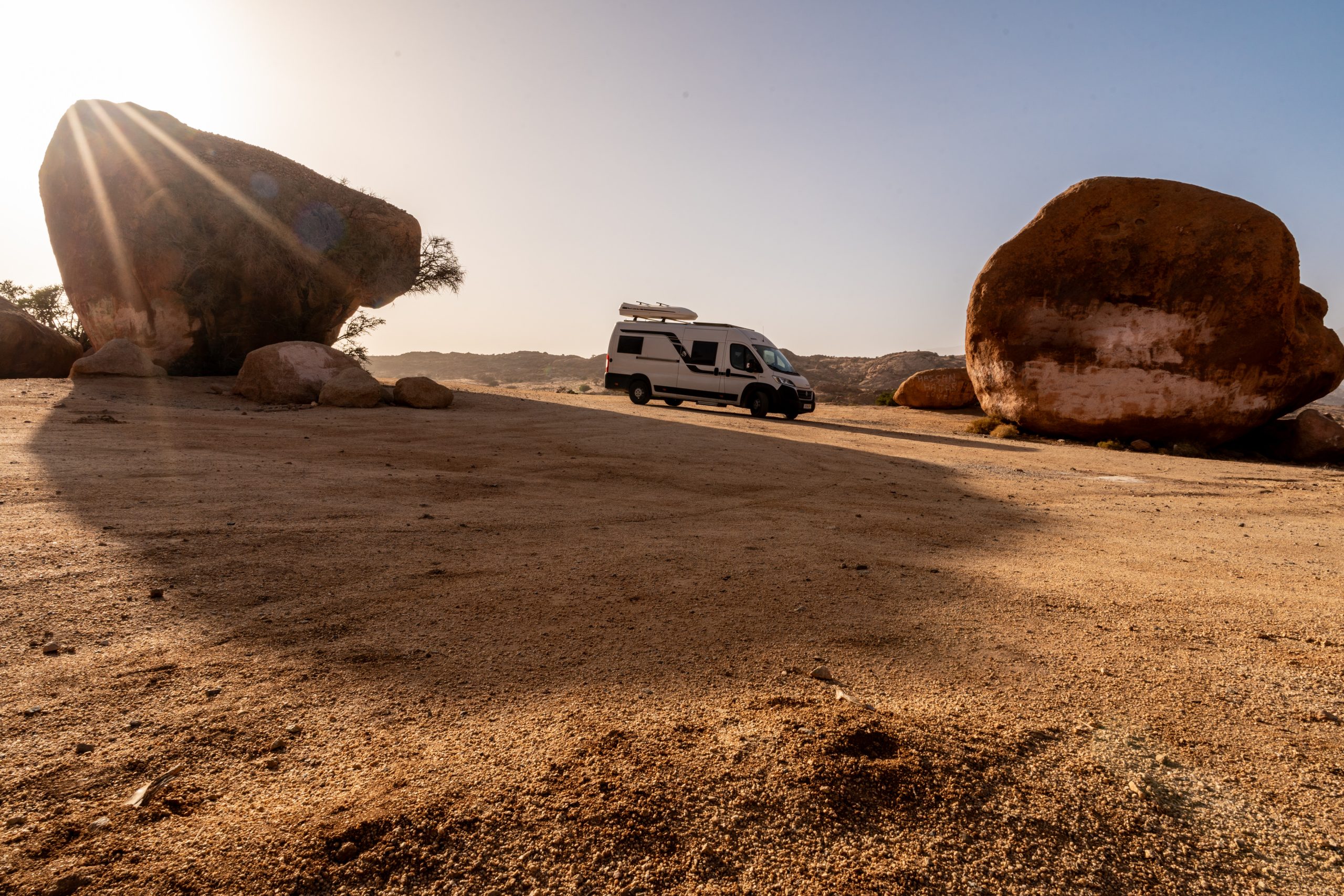 Wohnmobil zwischen Felsblöcken nahe Tafraoute Wohnmobil zwischen Felsblöcken nahe Tafraoute