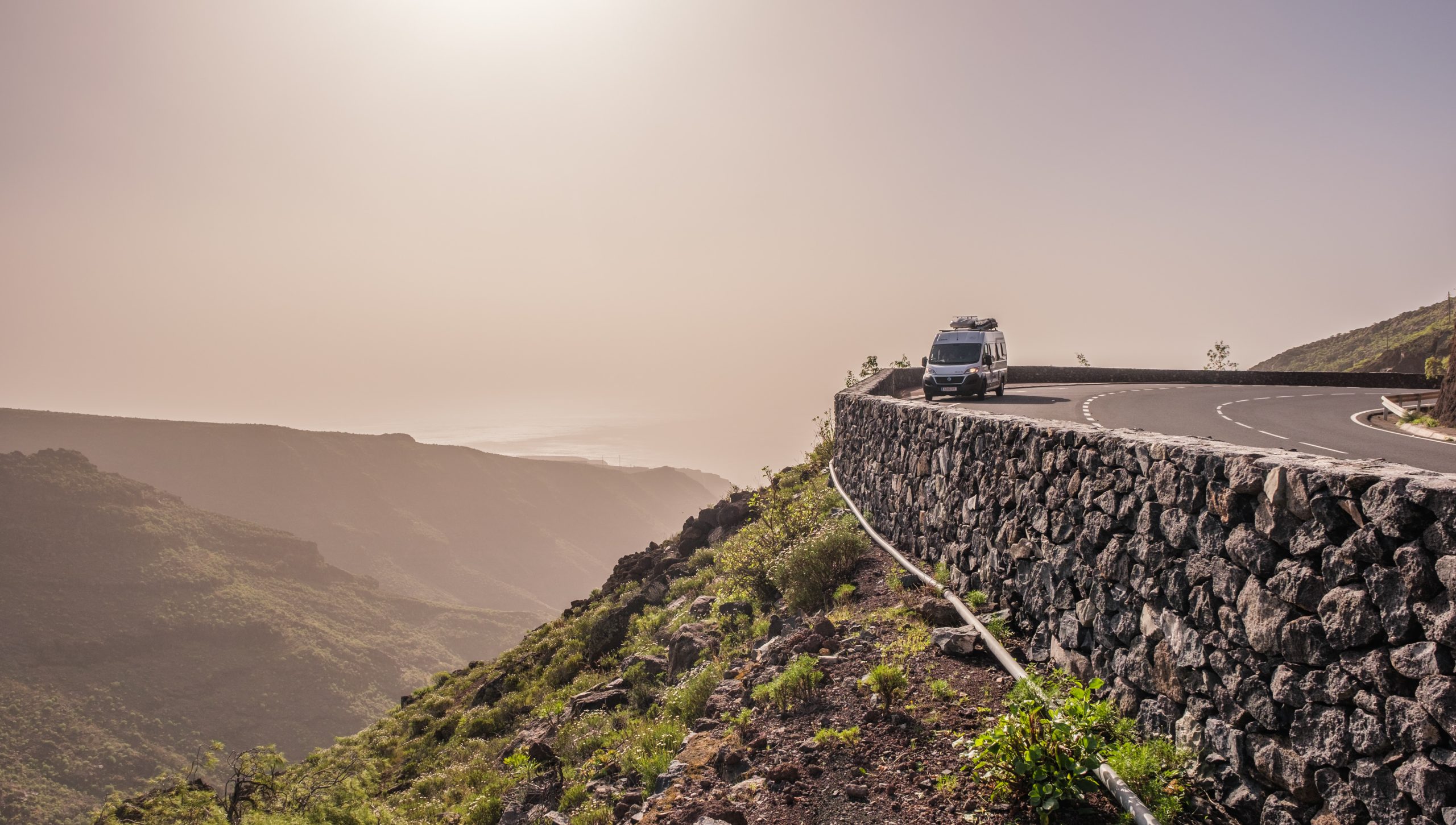 Ein Van an der Küste La Gomeras in der Morgensonne Ein Van an der Küste La Gomeras in der Morgensonne