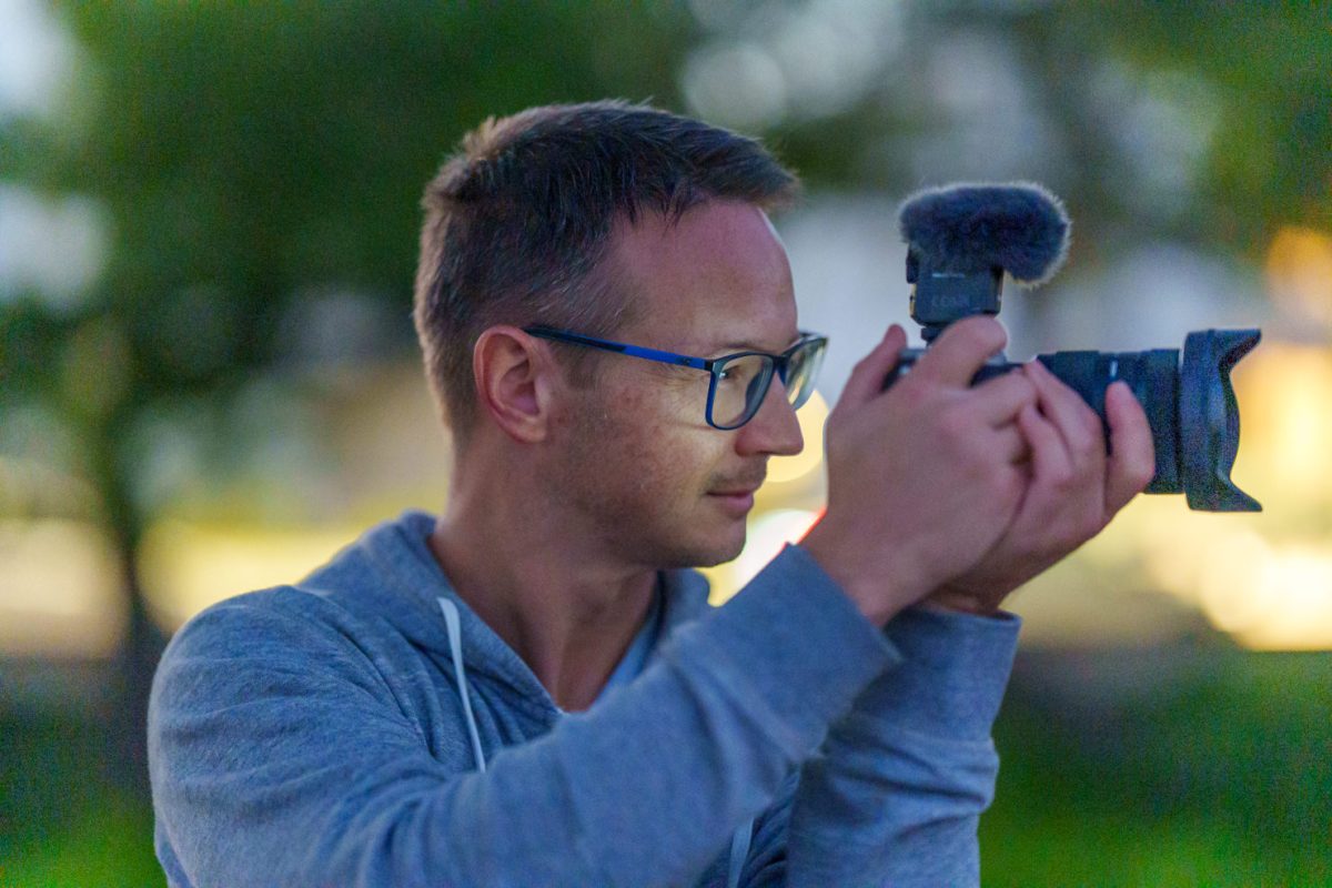 Ich Mit Sony-Kamera Und Ecm-M1-Mikrofon